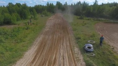 10 Haziran 2018 Rusya Federasyonu, Bryansk bölgesi, Ivot - doğa sporları, arazi motocross. Kvadrokoptera ile ateş. Hava ve hareket video. Kamera çekimde. Bir kişini izleme bir