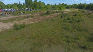 10 Haziran 2018 Rusya Federasyonu, Bryansk bölgesi, Ivot - doğa sporları, arazi motocross. Kvadrokoptera ile ateş. Hava ve hareket video. Kamera çekimde. Bir kişini izleme bir