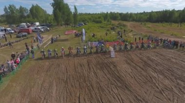 10 Haziran 2018 Rusya Federasyonu, Bryansk bölgesi, Ivot - doğa sporları, arazi motocross. Kvadrokoptera ile ateş. Hava ve hareket video. Kamera çekimde. Bir kişini izleme bir