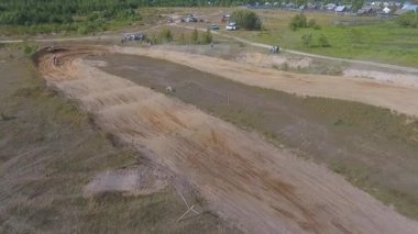 10 Haziran 2018 Rusya Federasyonu, Bryansk bölgesi, Ivot - doğa sporları, arazi motocross. Kvadrokoptera ile ateş. Hava ve hareket video. Kamera çekimde. Bir kişini izleme bir