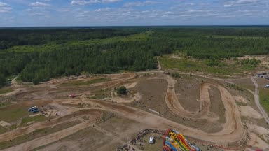 10 Haziran 2018 Rusya Federasyonu, Bryansk bölgesi, Ivot - doğa sporları, arazi motocross. Kvadrokoptera ile ateş. Hava ve hareket video. Yarış pisti span. Genel planı