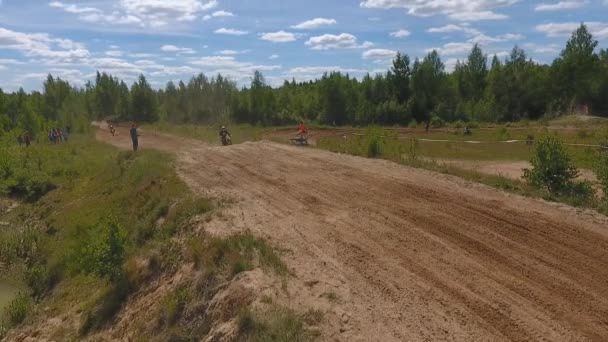 2018 年 6 月 10 日ロシア連邦ブリャンスク地域、Ivot - エクストリーム スポーツ、クロスカントリー モトクロス。Kvadrokoptera で撮影。航空写真と動画の動き。モーターサイク リストのレースに、ターンに入る — ストック動画
