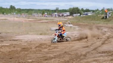 10 Haziran 2018 Rusya Federasyonu, Bryansk bölgesi, Ivot - aşırı spor, motokros çapraz. Motosikletçi dönüş yarış pistinde girer. Toprak altından tekerlekler uçuyor. Makine