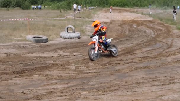 2018 június 10., Orosz Föderáció, Bryansk régió, Ivot - extrém sportok, kereszt motocross. A motoros belép a turnön a versenypályán. Szennyeződés alatt a kerekek repül. A gép — Stock videók