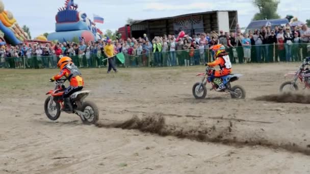 10. června 2018 Ruské federace, v59, Ivot - extrémní sporty, kříž motocross. Motocyklista zadá turn na závodní dráze. Špína se vznáší zpod kol. Stroj — Stock video