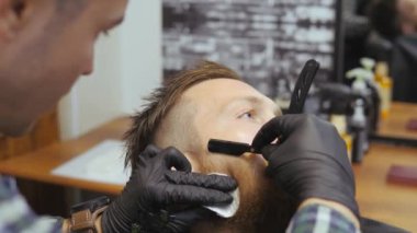 Kuaför erkekler için. Berber dükkanı. Sakal bakımı. Kuaför saç kesme makinesi ile saç modeli sakallı adam berber arka plan için çalışır. Hipster yaşam tarzı kavramı. Clipper kırpma saç ile berber