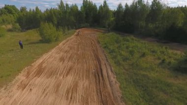 10 Haziran 2018 Rusya Federasyonu, Bryansk bölgesi, Ivot - doğa sporları, arazi motocross. Kvadrokoptera ile ateş. Hava ve hareket video. Kamera çekimde. Bir kişini izleme bir