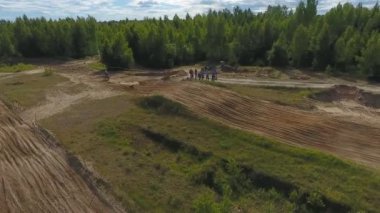 10 Haziran 2018 Rusya Federasyonu, Bryansk bölgesi, Ivot - doğa sporları, arazi motocross. Kvadrokoptera ile ateş. Hava ve hareket video. Kamera çekimde. Bir kişini izleme bir