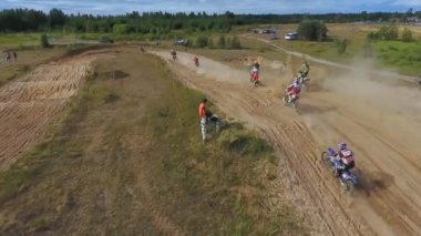 10 Haziran 2018 Rusya Federasyonu, Bryansk bölgesi, Ivot - doğa sporları, arazi motocross. Kvadrokoptera ile ateş. Hava ve hareket video. Kamera çekimde. Bir kişini izleme bir