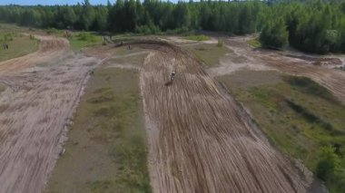 10 Haziran 2018 Rusya Federasyonu, Bryansk bölgesi, Ivot - doğa sporları, arazi motocross. Kvadrokoptera ile ateş. Hava ve hareket video. Kamera çekimde. Bir kişini izleme bir
