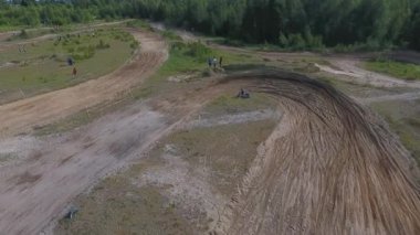 10 Haziran 2018 Rusya Federasyonu, Bryansk bölgesi, Ivot - doğa sporları, arazi motocross. Kvadrokoptera ile ateş. Hava ve hareket video. Kamera çekimde. Bir kişini izleme bir