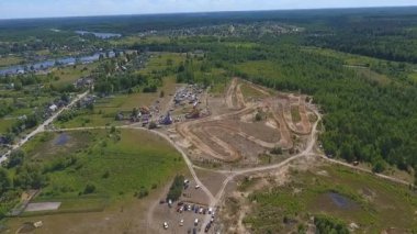 10 Haziran 2018 Rusya Federasyonu, Bryansk bölgesi, Ivot - doğa sporları, arazi motocross. Kvadrokoptera ile ateş. Hava ve hareket video. Yarış pisti span. Genel planı.