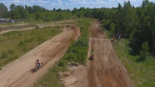 10 junio 2018 Federación de Rusia, región de Bryansk, Ivot - Deportes extremos, cross-country motocross. Disparando con kvadrokoptera. Aérea y video en movimiento. Cámara en movimiento. Rastrear a un hombre montando un — Vídeo de stock