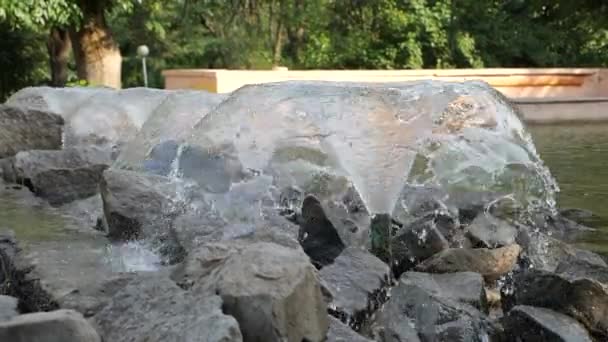 Fontaine dans City Park. au ralenti 