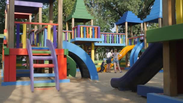 Kinderspielplatz aus Holz — Stockvideo