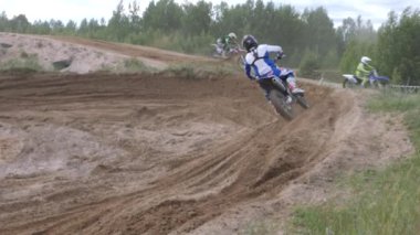 10 Haziran 2018 Rusya Federasyonu, Bryansk bölgesi, Ivot - aşırı spor, motokros çapraz. Motosikletçi dönüş yarış pistinde girer. Toprak altından tekerlekler uçuyor. Makine