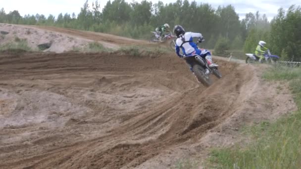 10 giugno 2018 Federazione Russa, regione di Bryansk, Ivot - Sport estremi, cross motocross. Il motociclista entra nel giro in pista. Dirt sta volando da sotto le ruote. La macchina — Video Stock