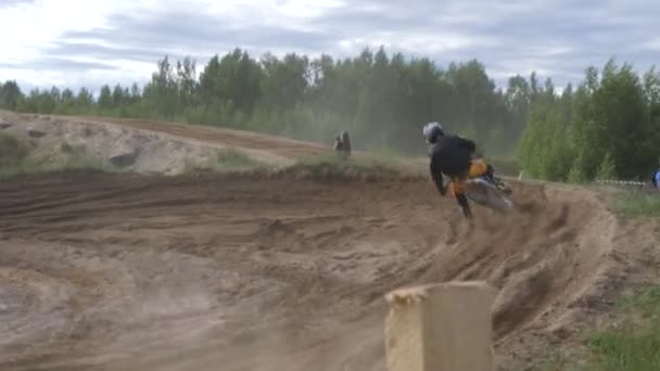 10 giugno 2018 Federazione Russa, regione di Bryansk, Ivot - Sport estremi, cross motocross. Il motociclista entra nel giro in pista. Dirt sta volando da sotto le ruote. La macchina — Video Stock