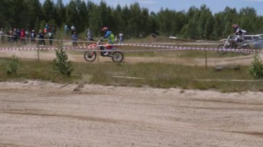 10 Haziran 2018 Rusya Federasyonu, Bryansk bölgesi, Ivot - aşırı spor, motokros çapraz. Motosikletçi dönüş yarış pistinde girer. Toprak altından tekerlekler uçuyor. Makine