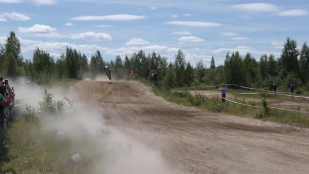 2018 június 10., Orosz Föderáció, Bryansk régió, Ivot - extrém sportok, kereszt motocross. A motoros belép a turnön a versenypályán. Szennyeződés alatt a kerekek repül. A gép — Stock videók