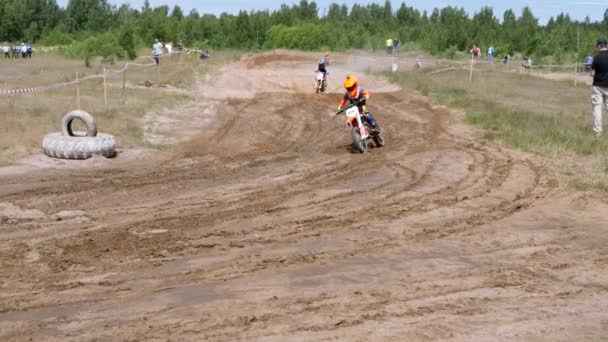 10. června 2018 Ruské federace, v59, Ivot - extrémní sporty, kříž motocross. Motocyklista zadá turn na závodní dráze. Špína se vznáší zpod kol. Stroj — Stock video
