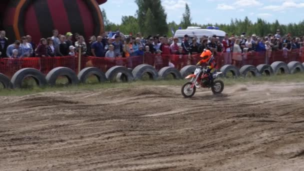 10 de junio de 2018 Federación de Rusia, región de Bryansk, Ivot - Deportes extremos, cross motocross. El motociclista entra en la curva en la pista de carreras. La suciedad vuela desde debajo de las ruedas. La máquina — Vídeos de Stock