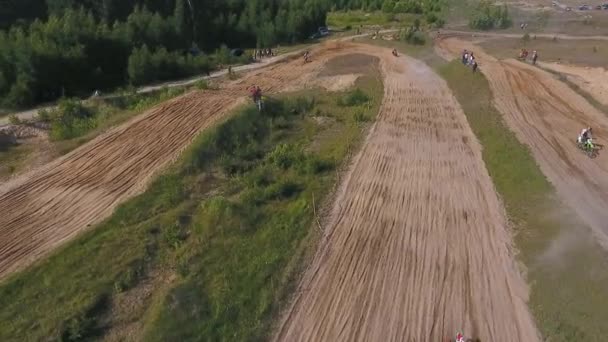 10 Haziran 2018 Rusya Federasyonu, Bryansk bölgesi, Ivot - doğa sporları, arazi motocross. Kvadrokoptera ile ateş. Hava ve hareket video. Kamera çekimde. Bir kişini izleme bir — Stok video