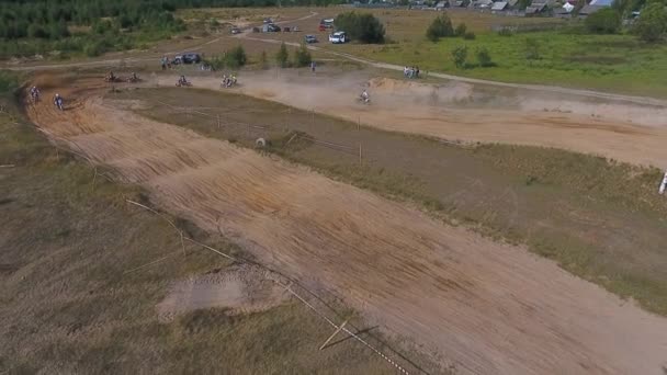 10 junio 2018 Federación de Rusia, región de Bryansk, Ivot - Deportes extremos, cross-country motocross. Disparando con kvadrokoptera. Aérea y video en movimiento. Cámara en movimiento. Rastrear a un hombre montando un — Vídeos de Stock