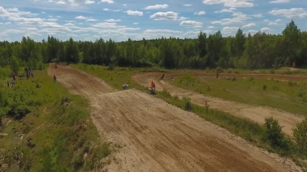 10 junio 2018 Federación de Rusia, región de Bryansk, Ivot - Deportes extremos, cross-country motocross. Disparando con kvadrokoptera. Aérea y video en movimiento. Cámara en movimiento. Rastrear a un hombre montando un — Vídeo de stock