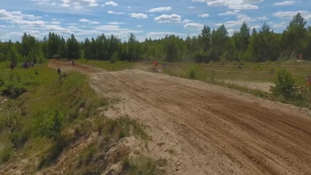 10 czerwca 2018 r. Federacja Rosyjska, region Briańsk, Ivot - sporty ekstremalne, trasy motocross. Strzelanie z kvadrokoptera. Antena i wideo w ruchu. Motocyklista wchodzi kolej na wyścig — Wideo stockowe