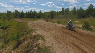 10 Haziran 2018 Rusya Federasyonu, Bryansk bölgesi, Ivot - doğa sporları, arazi motocross. Kvadrokoptera ile ateş. Hava ve hareket video. Kamera çekimde. Bir kişini izleme bir