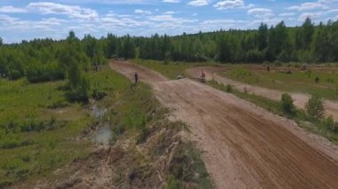10 Haziran 2018 Rusya Federasyonu, Bryansk bölgesi, Ivot - doğa sporları, arazi motocross. Kvadrokoptera ile ateş. Hava ve hareket video. Kamera çekimde. Bir kişini izleme bir