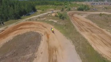10 Haziran 2018 Rusya Federasyonu, Bryansk bölgesi, Ivot - doğa sporları, arazi motocross. Kvadrokoptera ile ateş. Hava ve hareket video. Bir adam bir motosiklet sürme izleme