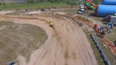 10 Haziran 2018 Rusya Federasyonu, Bryansk bölgesi, Ivot - doğa sporları, arazi motocross. Kvadrokoptera ile ateş. Hava ve hareket video. Bir adam bir motosiklet sürme izleme. İnsanlar kaçmaz