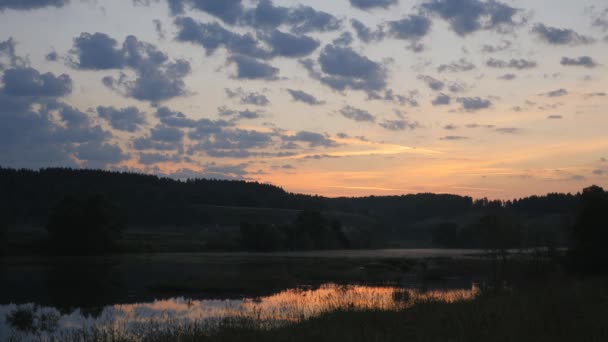 Paisaje sobre el fondo del sol naciente . — Vídeos de Stock