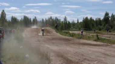 10 Haziran 2018 Rusya Federasyonu, Bryansk bölgesi, Ivot - aşırı spor, motokros çapraz. Motosikletçi dönüş yarış pistinde girer. Toprak altından tekerlekler uçuyor. Makine