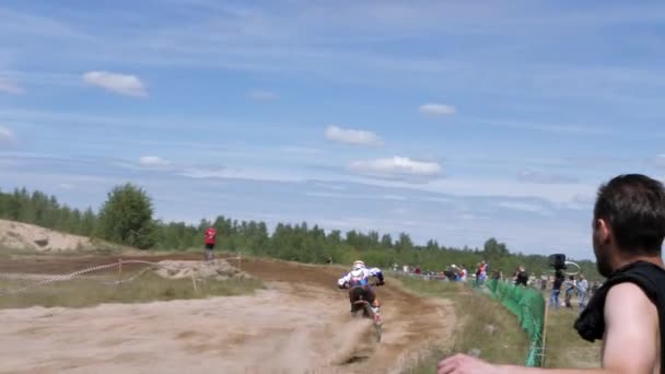 10 de junio de 2018 Federación de Rusia, región de Bryansk, Ivot - Deportes extremos, cross motocross. El motociclista entra en la curva en la pista de carreras. La suciedad vuela desde debajo de las ruedas. La máquina — Vídeos de Stock