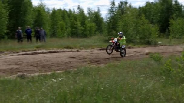 2018 június 10., Orosz Föderáció, Bryansk régió, Ivot - extrém sportok, kereszt motocross. A motoros belép a turnön a versenypályán. Szennyeződés alatt a kerekek repül. A gép — Stock videók