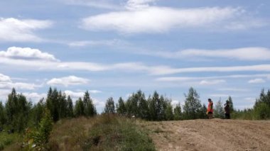 10 Haziran 2018 Rusya Federasyonu, Bryansk bölgesi, Ivot - aşırı spor, motokros çapraz. Motosikletçi dönüş yarış pistinde girer. Toprak altından tekerlekler uçuyor. Makine