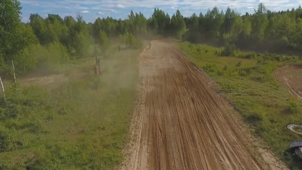 10 junio 2018 Federación de Rusia, región de Bryansk, Ivot - Deportes extremos, cross-country motocross. Disparando con kvadrokoptera. Aérea y video en movimiento. Cámara en movimiento. Rastrear a un hombre montando un — Vídeos de Stock