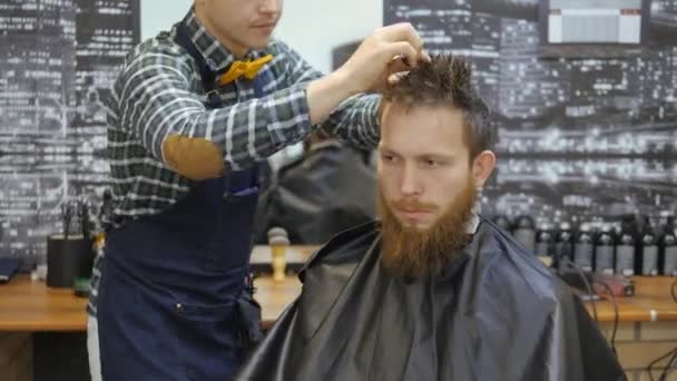 Férfi fodrászat. Fodrászatban. Hajápolás. Fodrász, a fodrász dolgozik a frizura a szakállas fickó. A koncepció a csípő életmód. A fodrász csökkenti a haj, a háton és a — Stock videók