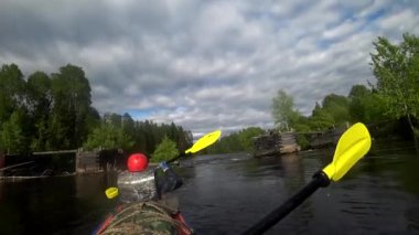 Nehir kanosu rafting. Su rapids tekne ile üstesinden. Eşleştirilmiş kürek kürek. Ekstrem Sporlar. Su sporları. Eylem Kamera çekim. Eski bir kalıntıları arasında bir teknede su yoluyla geçiş