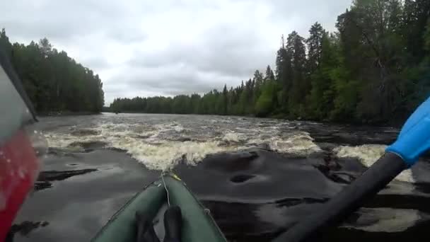 Rivier rafting kajakken. Het overwinnen van water rapids per boot. Roeien gepaarde peddel. Extreme sporten. Watersport. Schieten actiecamera. — Stockvideo