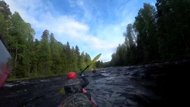 Raftingu, jízdě na kajaku. Překonání peřejí vody lodí. Veslování párový pádlo. Extrémní sporty. Vodní sporty. Střílečky Akční kamery VIRB. — Stock video