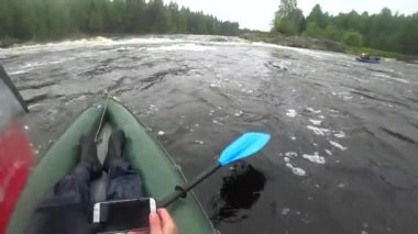Nehir kanosu rafting. Su rapids tekne ile üstesinden. Eşleştirilmiş kürek kürek. Ekstrem Sporlar. Su sporları. Eylem Kamera çekim. teknedeki adam üzerinde sporcular su geçitle vuruyor