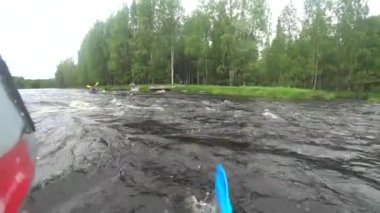 Nehir kanosu rafting. Su rapids tekne ile üstesinden. Eşleştirilmiş kürek kürek. Ekstrem Sporlar. Su sporları. Eylem Kamera çekim.