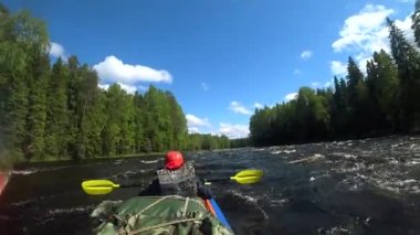 Nehir kanosu rafting. Su rapids tekne ile üstesinden. Eşleştirilmiş kürek kürek. Ekstrem Sporlar. Su sporları. Eylem Kamera çekim.