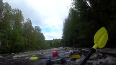 Nehir kanosu rafting. Su rapids tekne ile üstesinden. Eşleştirilmiş kürek kürek. Ekstrem Sporlar. Su sporları. Eylem Kamera çekim.