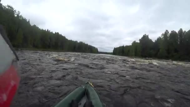 Kayak rafting fluviale. Superare le rapide d'acqua in barca. pagaia accoppiata canottaggio. Sport estremi. Sport acquatici. Riprese Telecamera Azione . — Video Stock