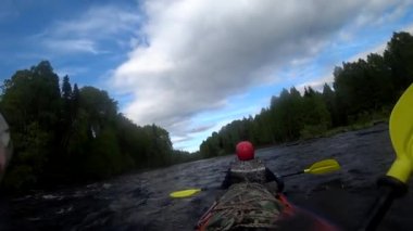 Nehir kanosu rafting. Su rapids tekne ile üstesinden. Eşleştirilmiş kürek kürek. Ekstrem Sporlar. Su sporları. Eylem Kamera çekim.